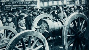 Ruslands solide troost voor het verlies van Przemysl: een van de Oostenrijkse 24-C.M. mortieren, daar gevangen genomen, in Moskou, uit The Illustrated War News door Russian Photographer